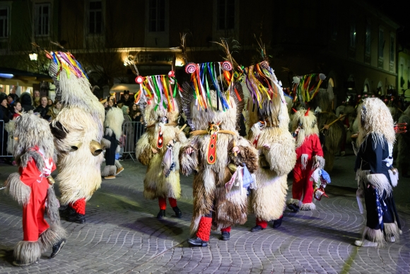 1 Nguoi Tre Slovenia Dieu Hanh Tien Dong Don Xuan