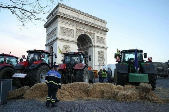 1 Nong Dan Lai May Keo Bieu Tinh O Trung Tam Paris