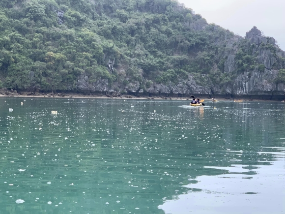 3 Khach Tay Den Vinh Ha Long Khong Dam Boi Vi Rac Ngap Tren Bien