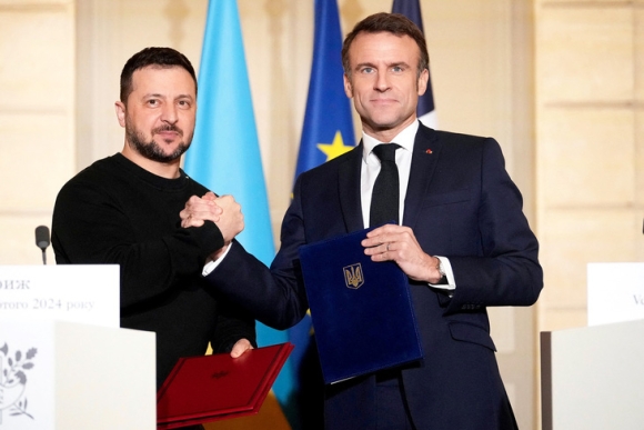 1 Ong Macron Toa Sang Tren Vu Dai Ukraine