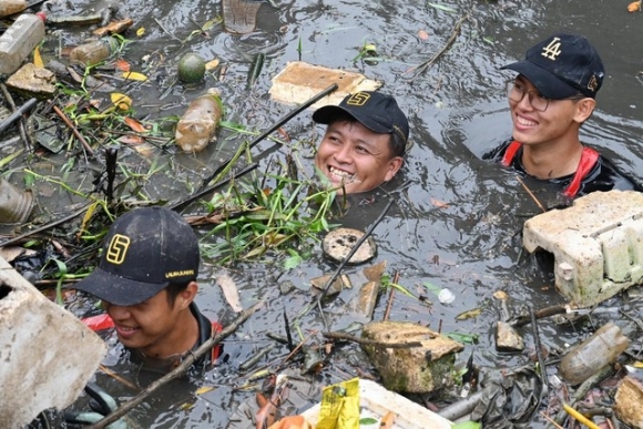 1 Nhom Ban Tre Ngam Minh Don Rac O Tphcm Mong Phong Benh De Nhom Di Duoc Duong Dai