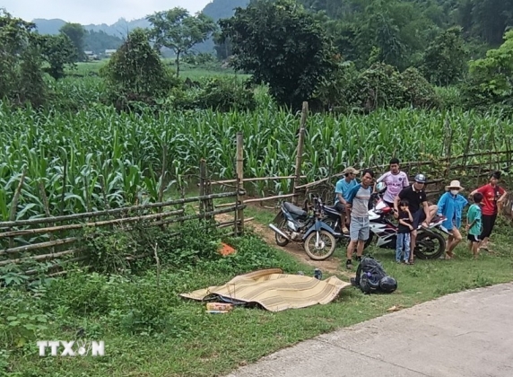 1 Hoa Binh Xe May Lao Xuong Vuc Sau Hai Vo Chong Nguoi Duc Thuong Vong