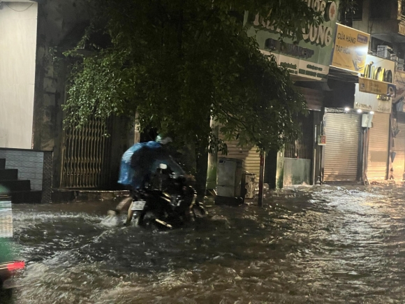 2 Ha Noi Mua To Hang Gio Duong Pho Bat Dau Ngap