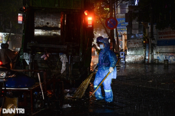 3 Mua Lon Khien Nguoi Va Xe O Ha Noi Boi Tren Pho