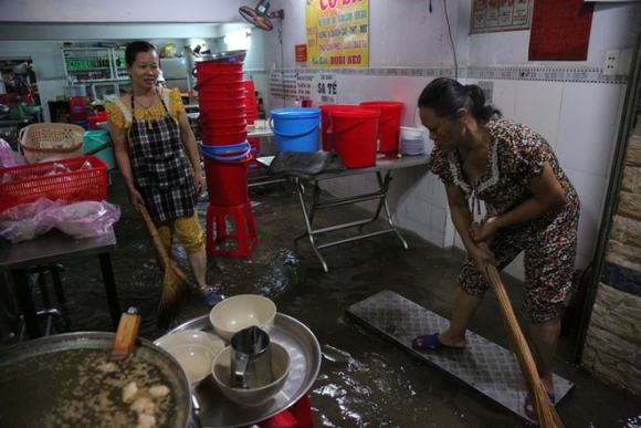 4 Nguoi Dan Tphcm Khong Kip Tro Tay Trong Tran Mua Lon Nhat Ke Tu Dau Nam Nuoc Ngap Gan Lut Banh Xe Tran Vao Nha