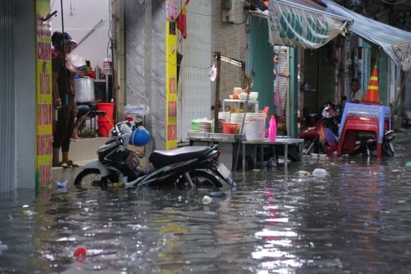 6 Nguoi Dan Tphcm Khong Kip Tro Tay Trong Tran Mua Lon Nhat Ke Tu Dau Nam Nuoc Ngap Gan Lut Banh Xe Tran Vao Nha