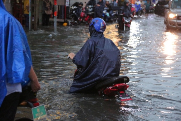 9 Nguoi Dan Tphcm Khong Kip Tro Tay Trong Tran Mua Lon Nhat Ke Tu Dau Nam Nuoc Ngap Gan Lut Banh Xe Tran Vao Nha