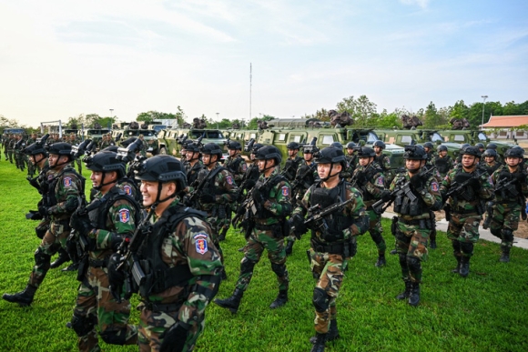 2 Cho Robot Trung Quoc Tham Gia Dien Tap O Campuchia