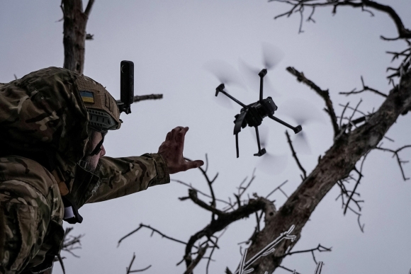 2 Hon 100 Uav O At Tan Cong Nha May Loc Dau Can Cu Cua Nga