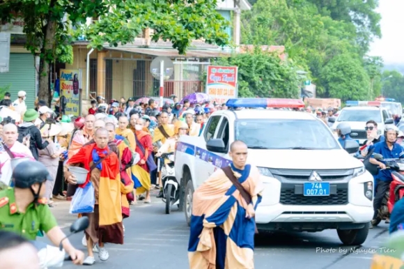 2 Su Thich Minh Tue Tu Nguyen Dung Di Bo Khat Thuc Tai Sao