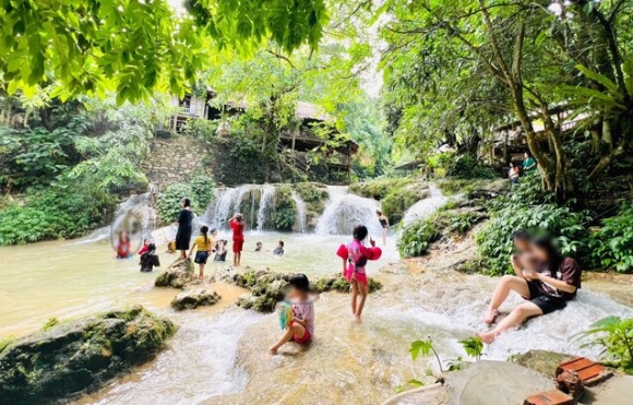 1 Thuy Dien O Hoa Binh Xa Lu Khong Thong Bao Nhieu Du Khach Suyt Bi Cuon Troi