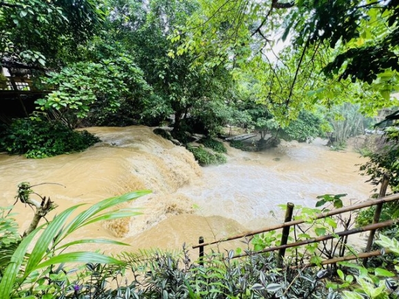 4 Thuy Dien O Hoa Binh Xa Lu Khong Thong Bao Nhieu Du Khach Suyt Bi Cuon Troi