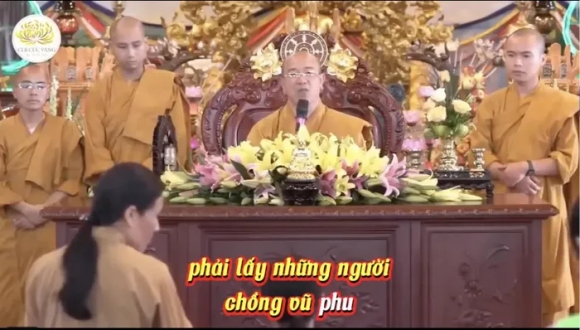 2 Khoa Tu Mua He Nham Nhi O Chua Ba Vang Khong Sam Hoi Thi Se Phai Lay Nhieu Doi Chong Do Qua Bao