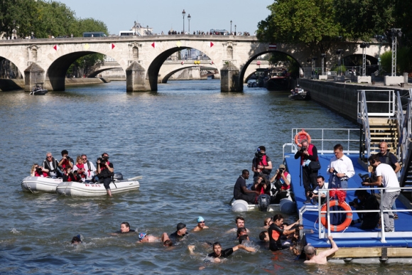 2 Thi Truong Paris Boi Tren Song Seine De Chung Minh Do Sach Cua Olympic 2024