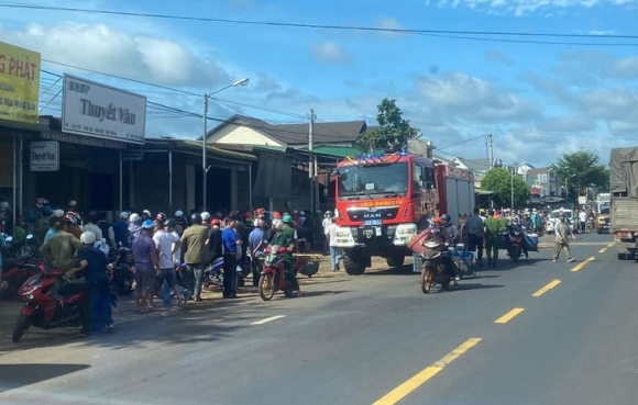 2 Container Lao Vao Nha Dan Khien It Nhat 3 Nguoi Chet