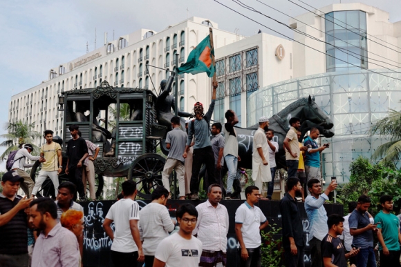 1 Quan Doi Bangladesh Gap Lanh Dao Bieu Tinh Sau Khi Thu Tuong Chay Ra Nuoc Ngoai