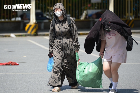 10 Nguoi Dan Khe Ne Mang Qua Que Len Ha Noi Trong Cai Nang Nhu Thieu Dot