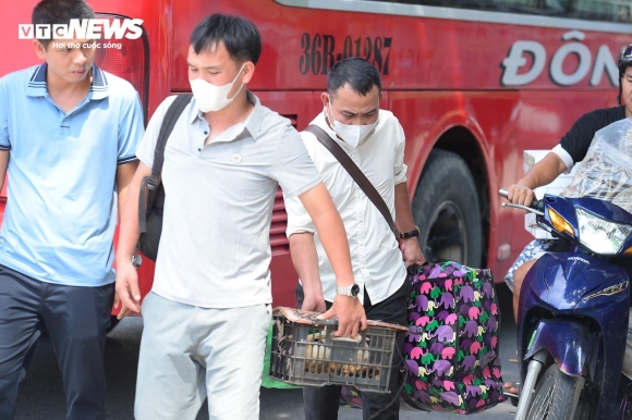 12 Nguoi Dan Khe Ne Mang Qua Que Len Ha Noi Trong Cai Nang Nhu Thieu Dot