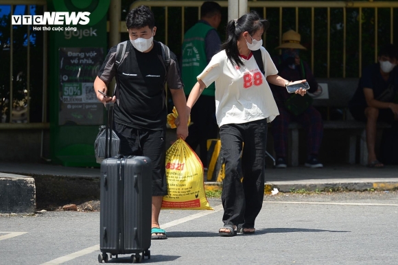 13 Nguoi Dan Khe Ne Mang Qua Que Len Ha Noi Trong Cai Nang Nhu Thieu Dot