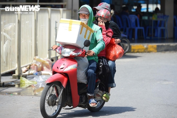 14 Nguoi Dan Khe Ne Mang Qua Que Len Ha Noi Trong Cai Nang Nhu Thieu Dot