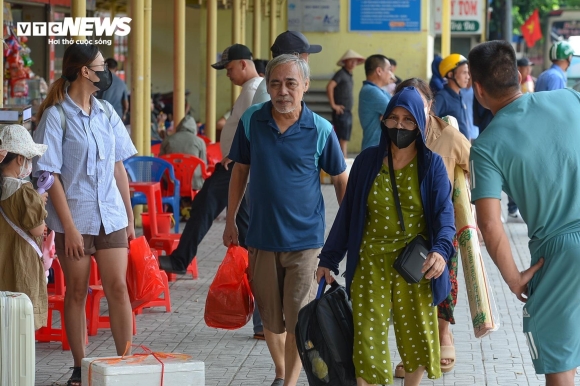 2 Nguoi Dan Khe Ne Mang Qua Que Len Ha Noi Trong Cai Nang Nhu Thieu Dot