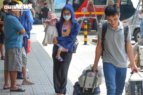 3 Nguoi Dan Khe Ne Mang Qua Que Len Ha Noi Trong Cai Nang Nhu Thieu Dot