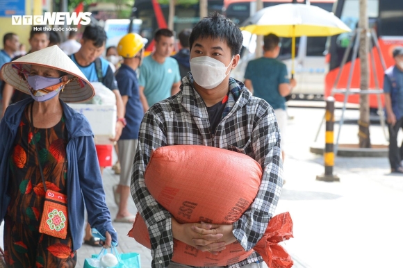 4 Nguoi Dan Khe Ne Mang Qua Que Len Ha Noi Trong Cai Nang Nhu Thieu Dot