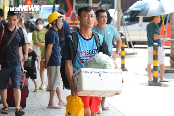 5 Nguoi Dan Khe Ne Mang Qua Que Len Ha Noi Trong Cai Nang Nhu Thieu Dot