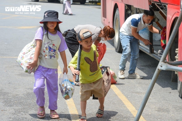 6 Nguoi Dan Khe Ne Mang Qua Que Len Ha Noi Trong Cai Nang Nhu Thieu Dot