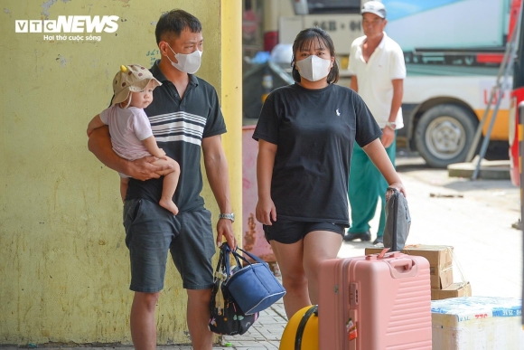 7 Nguoi Dan Khe Ne Mang Qua Que Len Ha Noi Trong Cai Nang Nhu Thieu Dot