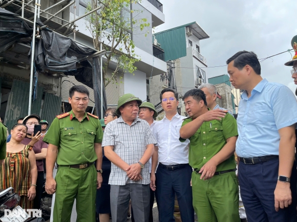 1 Nguoi Ha Noi Boi Thuyen Cho Do Dac Giua Pho Chay Lu