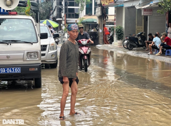 1 Nguoi Ha Noi Than Tho Nhin Pho Ngap Lay Can Tat Nuoc Ra Khoi Nha