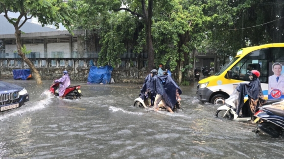 4 Da Nang Duong Ngap Sau Mua Lon Phu Huynh Bi Bom Dua Con Den Truong