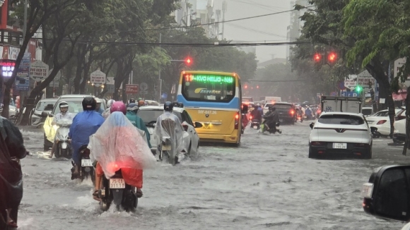 7 Da Nang Duong Ngap Sau Mua Lon Phu Huynh Bi Bom Dua Con Den Truong