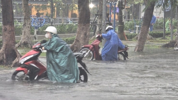 8 Da Nang Duong Ngap Sau Mua Lon Phu Huynh Bi Bom Dua Con Den Truong