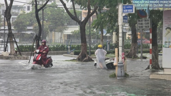 9 Da Nang Duong Ngap Sau Mua Lon Phu Huynh Bi Bom Dua Con Den Truong