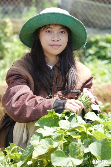 1 Cam Phuc Nu Sinh Da Lat Luom Ve Chai Co Gi Dau Xau Ho Nhin Vao Thuy Thay Tuong Lai