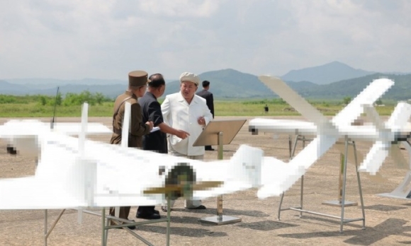 1 Ong Kim Jong Un Yeu Cau San Xuat Hang Loat Drone Tu Sat