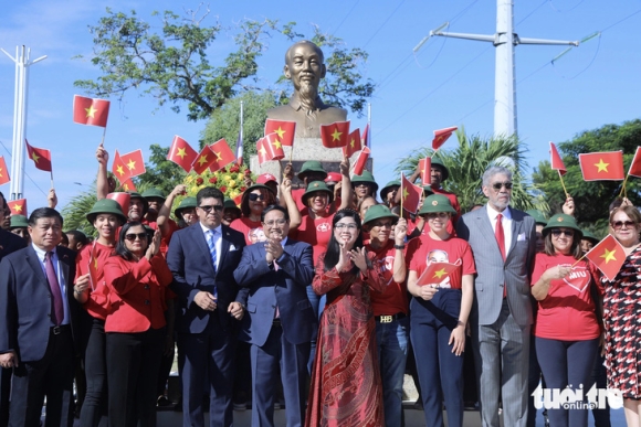 3 Co Do Sao Vang Mu Coi Va Tinh Cam Danh Cho Bac Ho Tai Cong Hoa Dominica