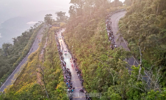 3 Gioi Tre Xep Hang Tu 4 Gio Sang Di San May Ngam Hoa Da Quy