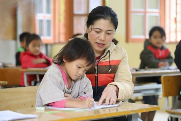 1 Nhoi Long Thuong Tet Giao Vien Vung Cao Khong Du Mua Cho Con Chiec Ao Moi