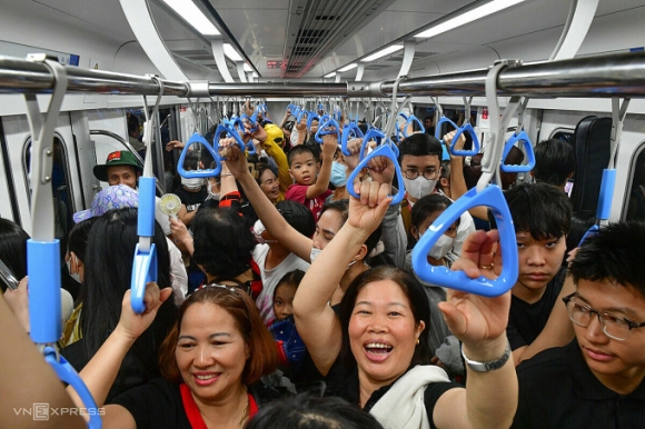 1 Metro Chay Xuyen Dem Cho Khach Don Tet Duong Lich