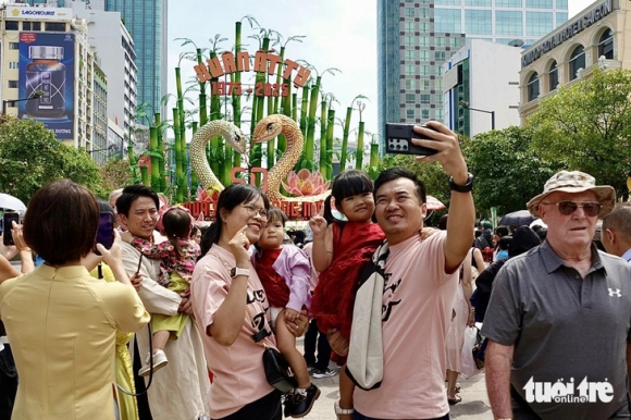 1 Nhieu Gia Dinh Du Xuan Quan Xa Sieu Thi Mo Cua Xuyen Tet  Don Khach