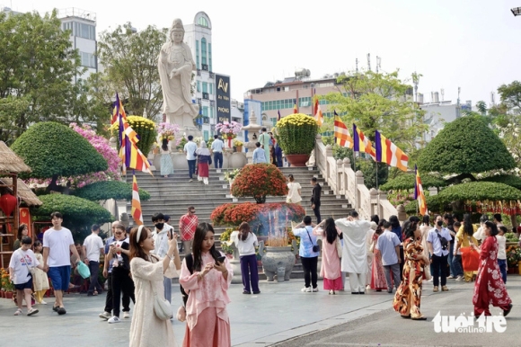 4 Nhieu Gia Dinh Du Xuan Quan Xa Sieu Thi Mo Cua Xuyen Tet  Don Khach