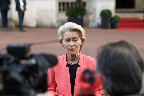 1 Von Der Leyen Chung Ta Can Khan Truong Trang Bi Vu Khi Cho Chau Au