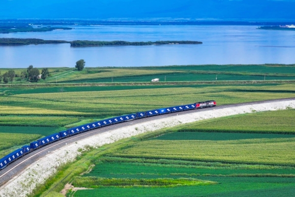 1 Nga Tam Giu Hang Hoa Trung Quoc Tren Duong Sang Chau Au Quan He Cang Thang Thuong Mai Bi Gian Doan