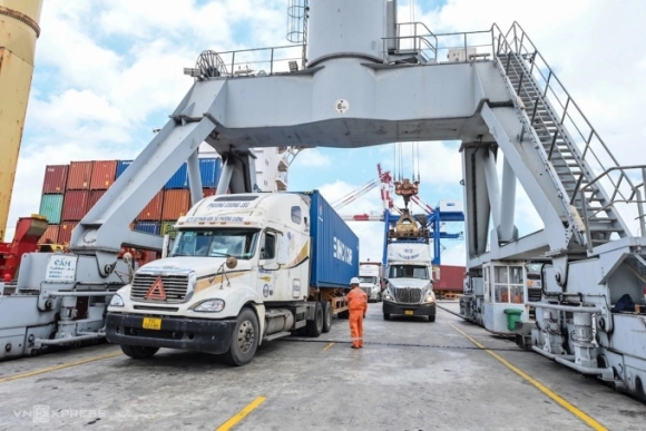 1 14 Hai Quan Nhan Hoi Lo De Thong Quan Hon 13000 Container Hang Lau