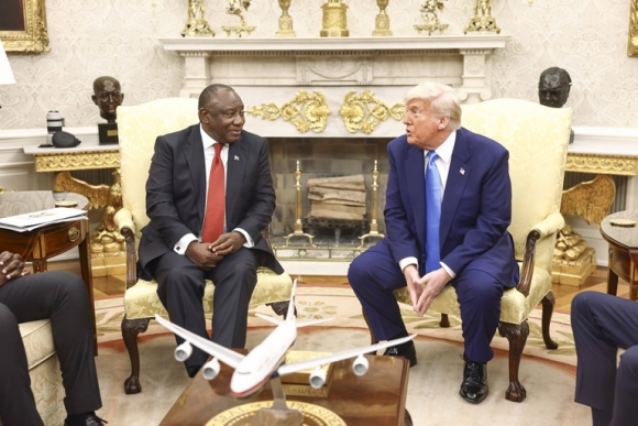 1 Trump Nhu Mot Nhan Vat Hai Huoc Tong Thong Nam Phi Cuoi Nghieng Nga Khi Ke Lai Vu Xem Tin Gia