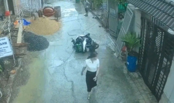 1 Kiem Diem Nu Can Bo Trong Video Xo Nga Xe May Cua Shipper O Tphcm