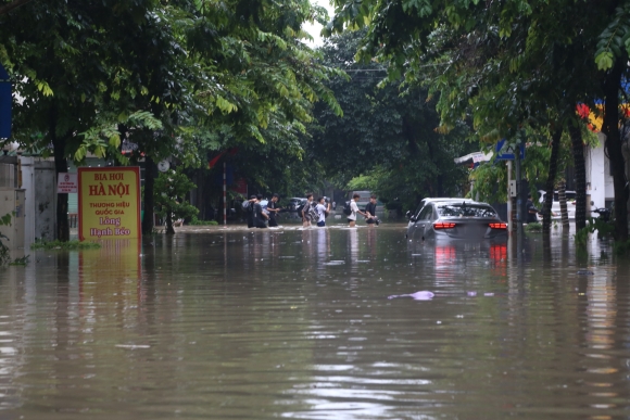 1 Ha Noi Khu Nha Giau Ngap Khong Loi Thoat Dan Thuc Xuyen Dem Dap Dap Ngan Nuoc